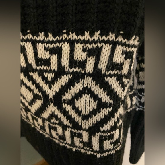 H&M Black and White Aztec Design Sweater size Small - Picture 2 of 3